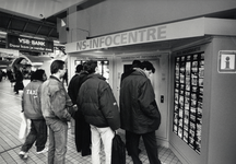 402133 Afbeelding van het NS-infocentre in de Stationshal van het Centraal Station te Utrecht, met informatie over ...